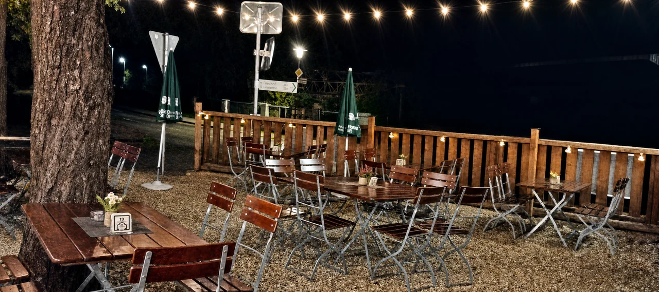 Der Biergarten bei Nacht