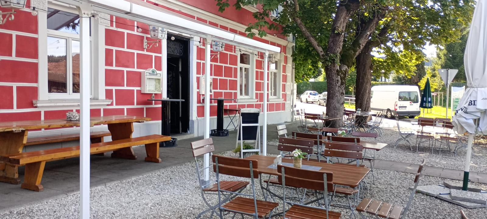Biergarten von Pubbine's am Abend