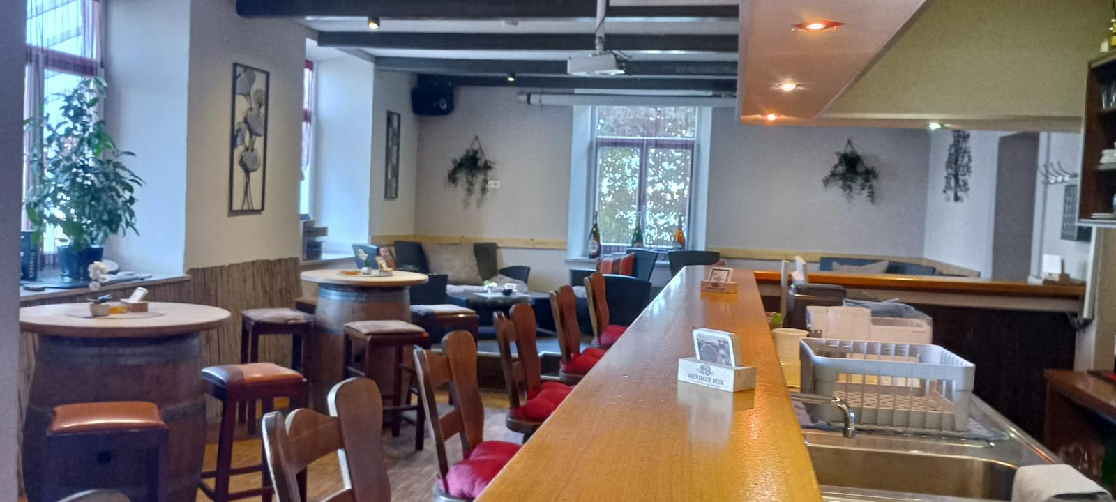 Die Theke mit Sitzecke